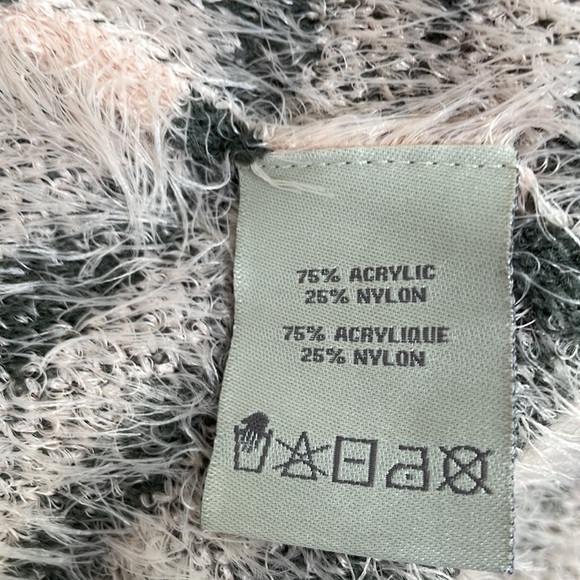 Fuzzy sweater by Charlie Paige - Picture 5 of 5